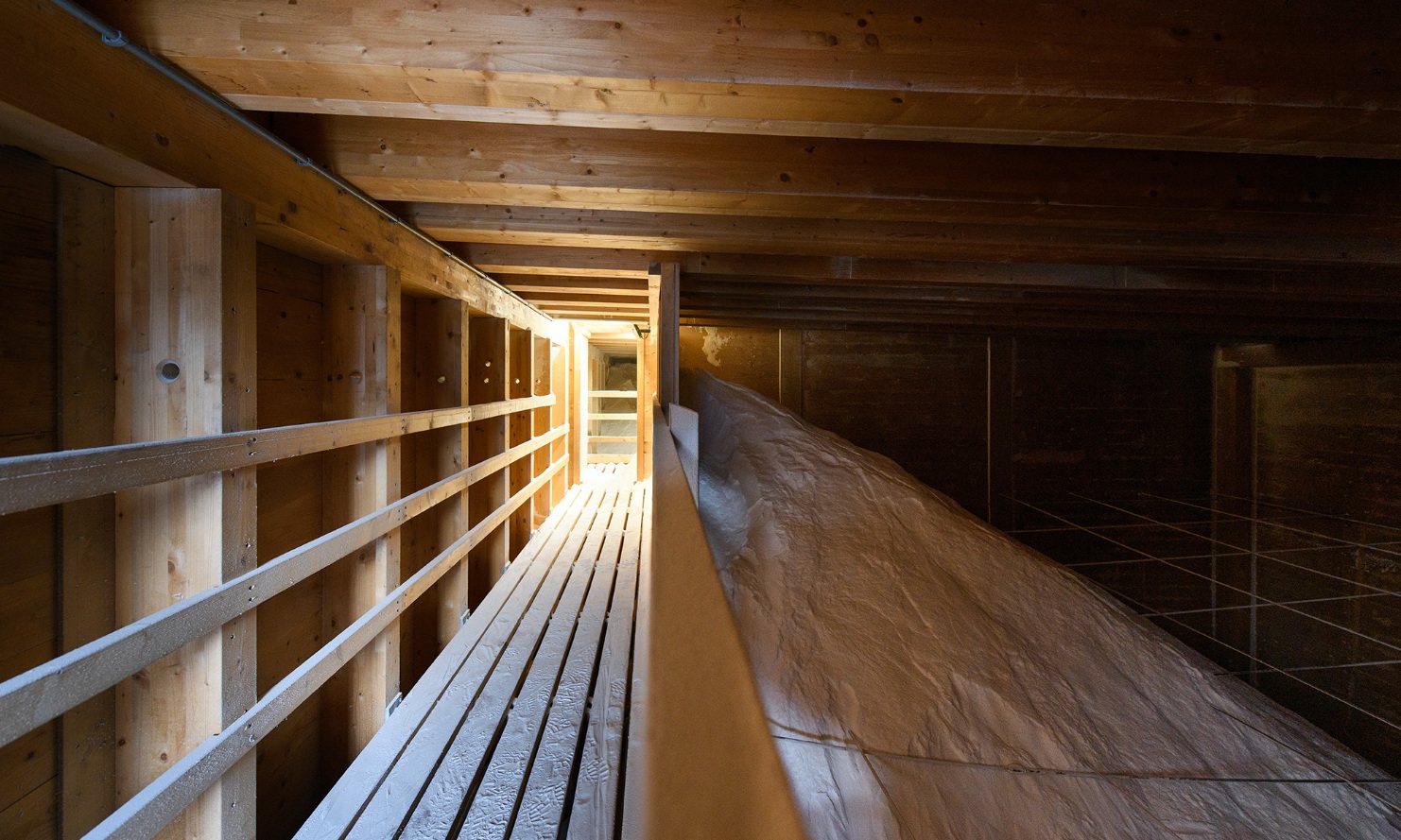 Siloanlage Chur Innenaufnahme der Salzlagerung mit Holzpodest