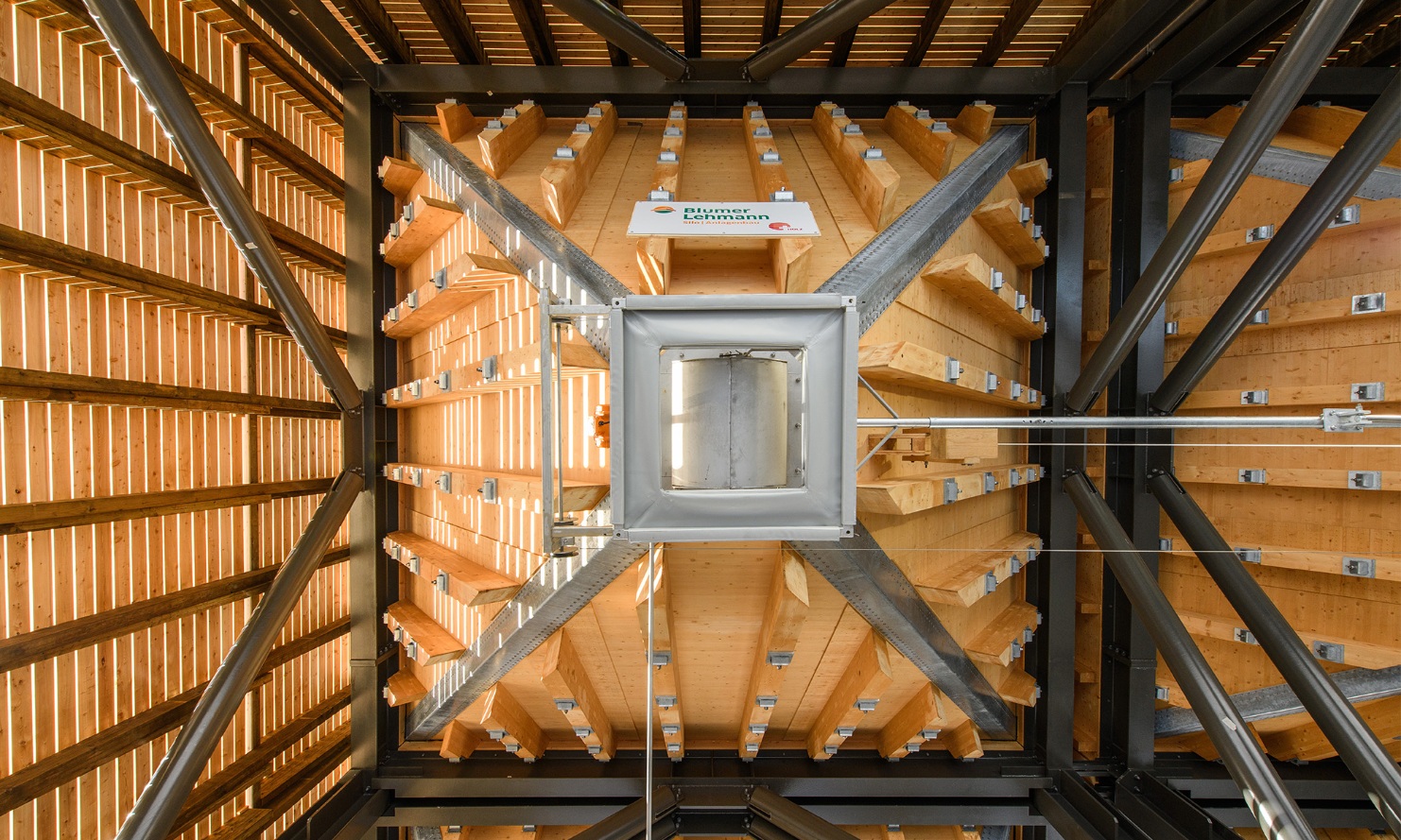 Siloanlage Chur Nahaufnahme eines Holzsilos mit dem Trichter, von unten im Innern der Anlage aufgenommen