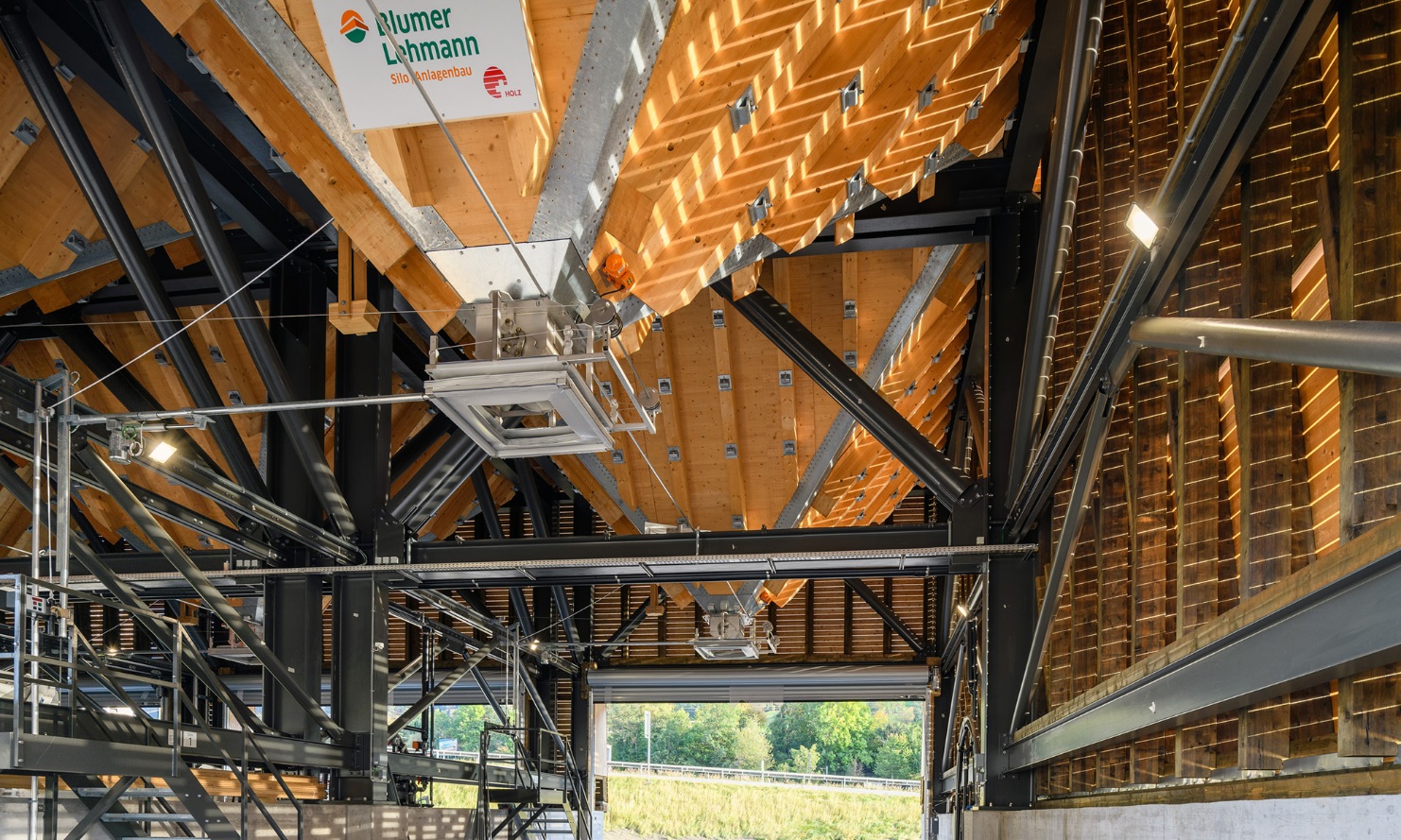 Siloanlage Chur Innenansicht der Siloanlage mit der Stahlkonstruktion und den Holzsilos