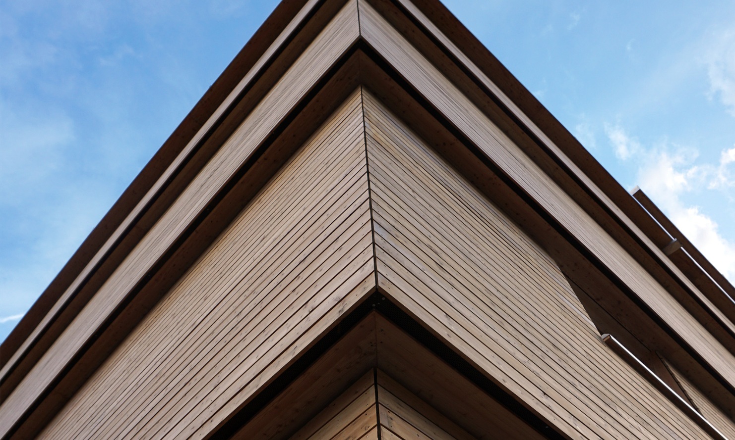 Siloanlage Chur Nahaufnahme der Holzfassade, an einer Ecke des Gebäudes aufgenommen