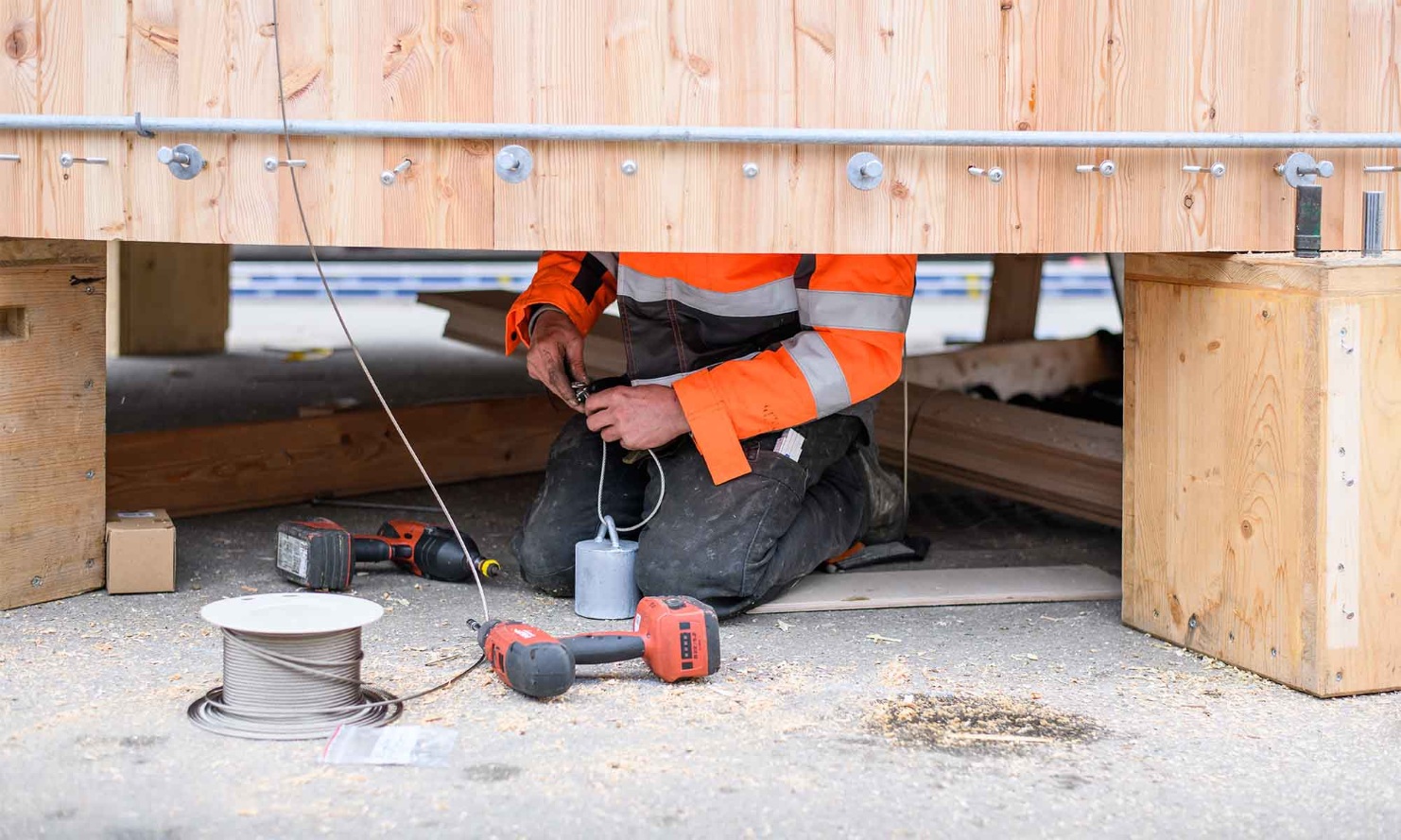 Montagemitarbeiter kniend im Silo drin