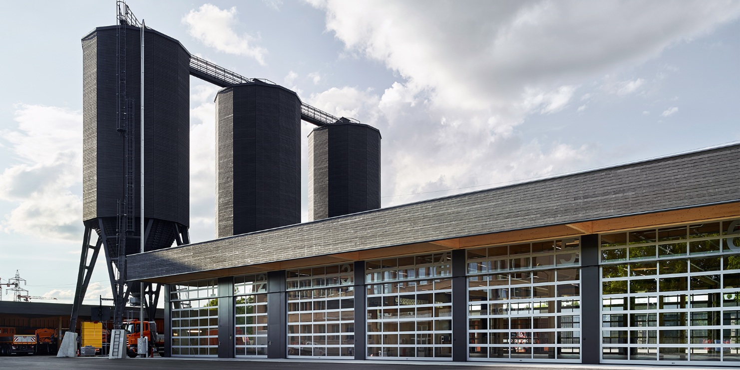 Complete facility in Bern (Switzerland) consisting of three 900 m3 E12 timber silos, a hopper conveyor system and fully automatic system