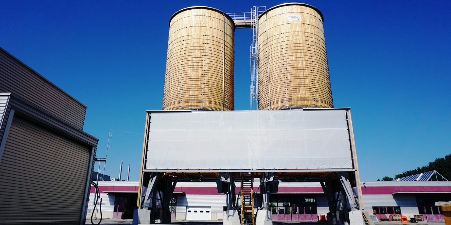 Complete facility in Domdidier (Switzerland) consisting of brine technology, an automatic system and two round timber silos connected by a roof platform 