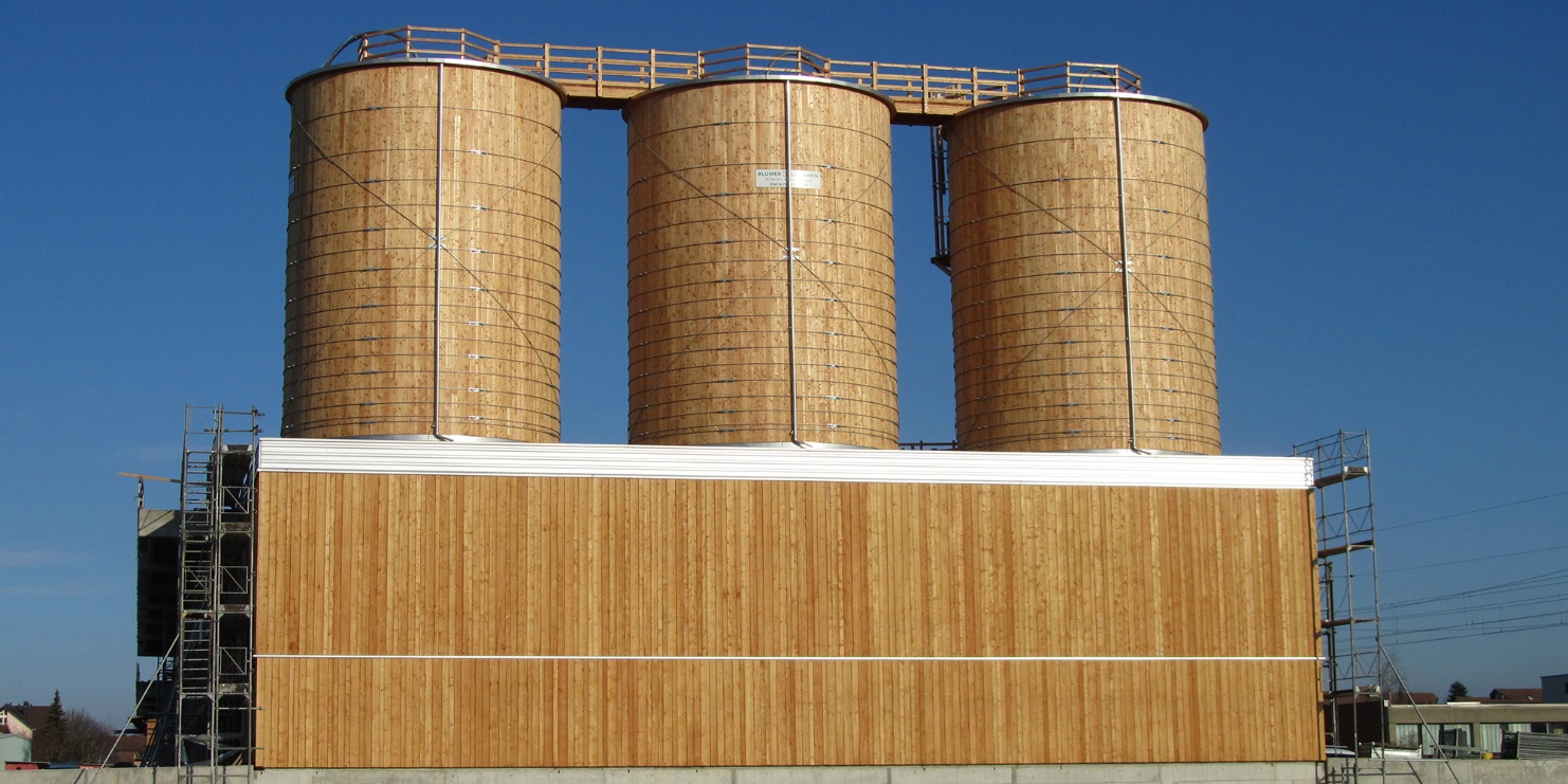 In Werkhof-Gebäude integrierte Gesamtanlage in Eschlikon (CH) bestehend aus drei runden Silos aus Holz und Dachpodeste aus Holz 
