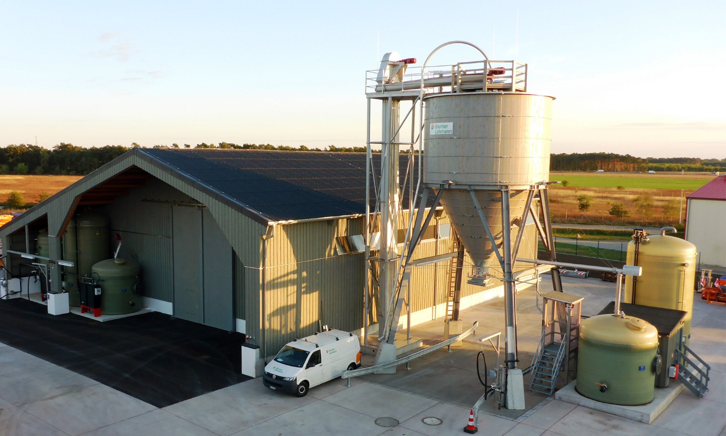 Gesamtanlage in Fahrbinde (DE) bestehend aus einer Lagerhalle und einem Silo aus Holz und einer Soleanlage