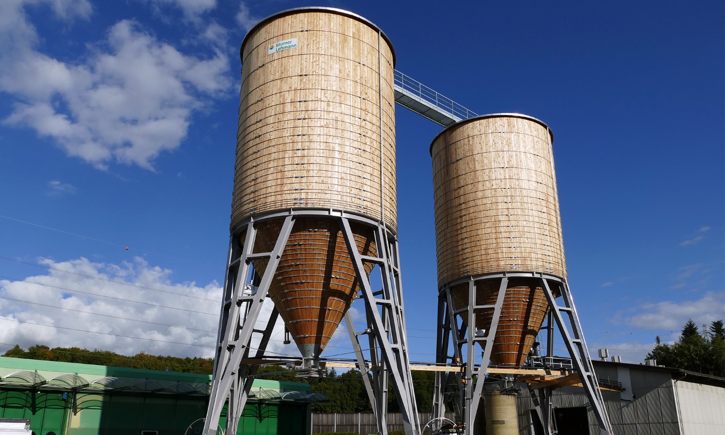 Gesamtanlage in Gesigen bei Spiez bestehnd aus zwei runden Silos aus Holz verbunden mit einem Dachübergang aus Stahl