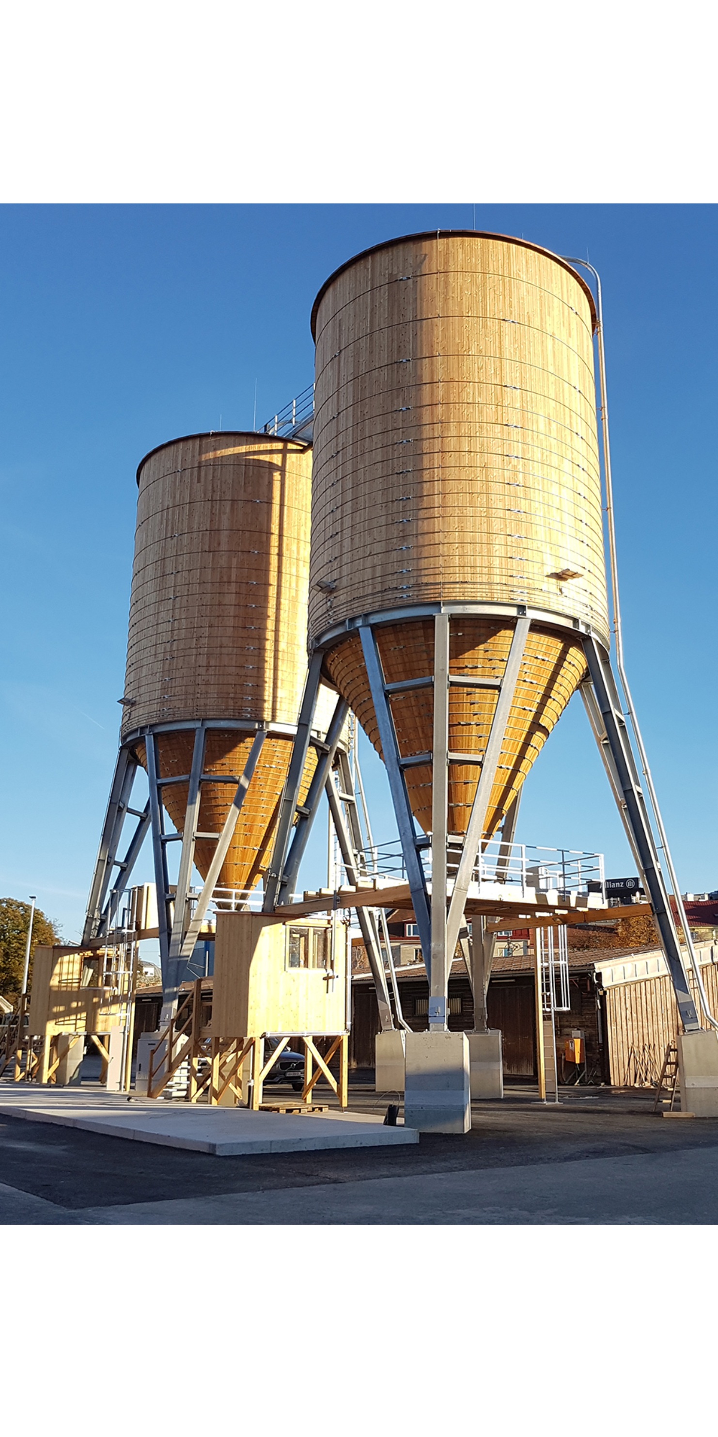 Installation complète à Vienne (Autriche) composée de deux silos ronds en bois de mélèze, avec support en acier et plateforme de commande