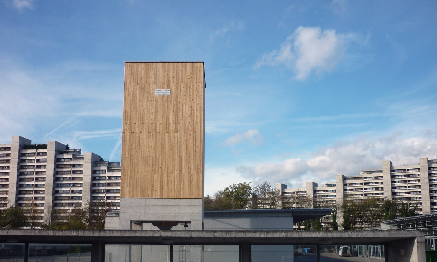 Silo modulaire en bois de 200 m³ avec support en béton et échelle en acier