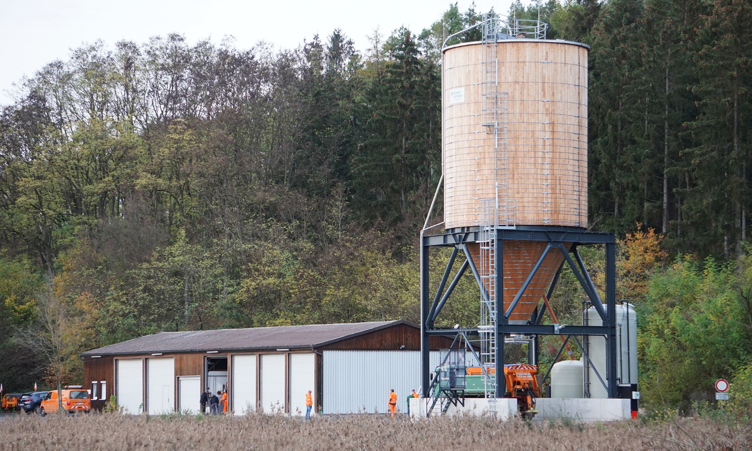 Streugutsiloanlage Burgwindheim mit rundem Holzsilo und Soleanlage