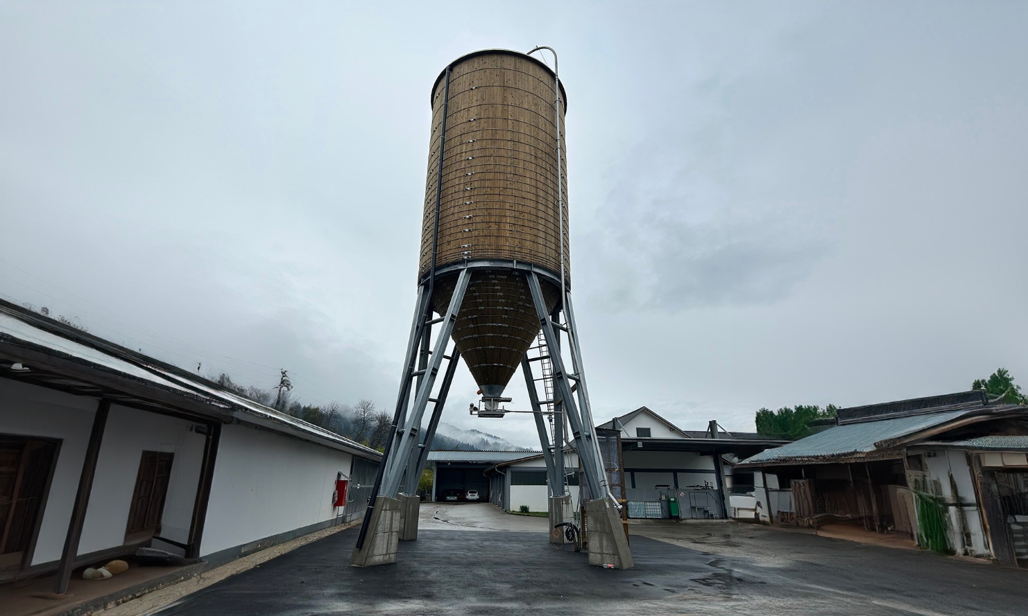 Gesamtansicht des Rundsilos aus Holz in Eberstein