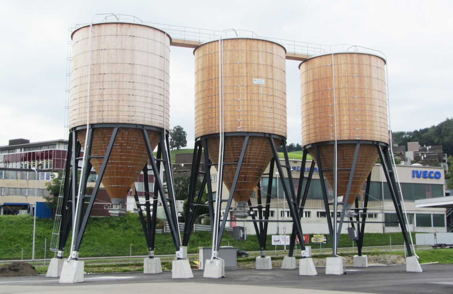 Runde Grosssilos aus Holz mit einem Volumen von je 400m3 in St. Gallen Neudorf