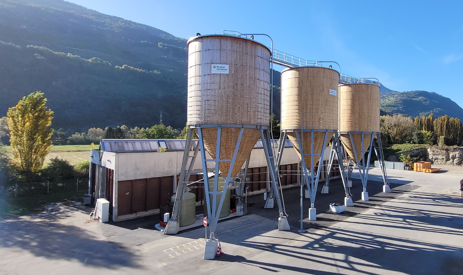 Winterdienstanlage mit 3 runden Holzsilos in Sion