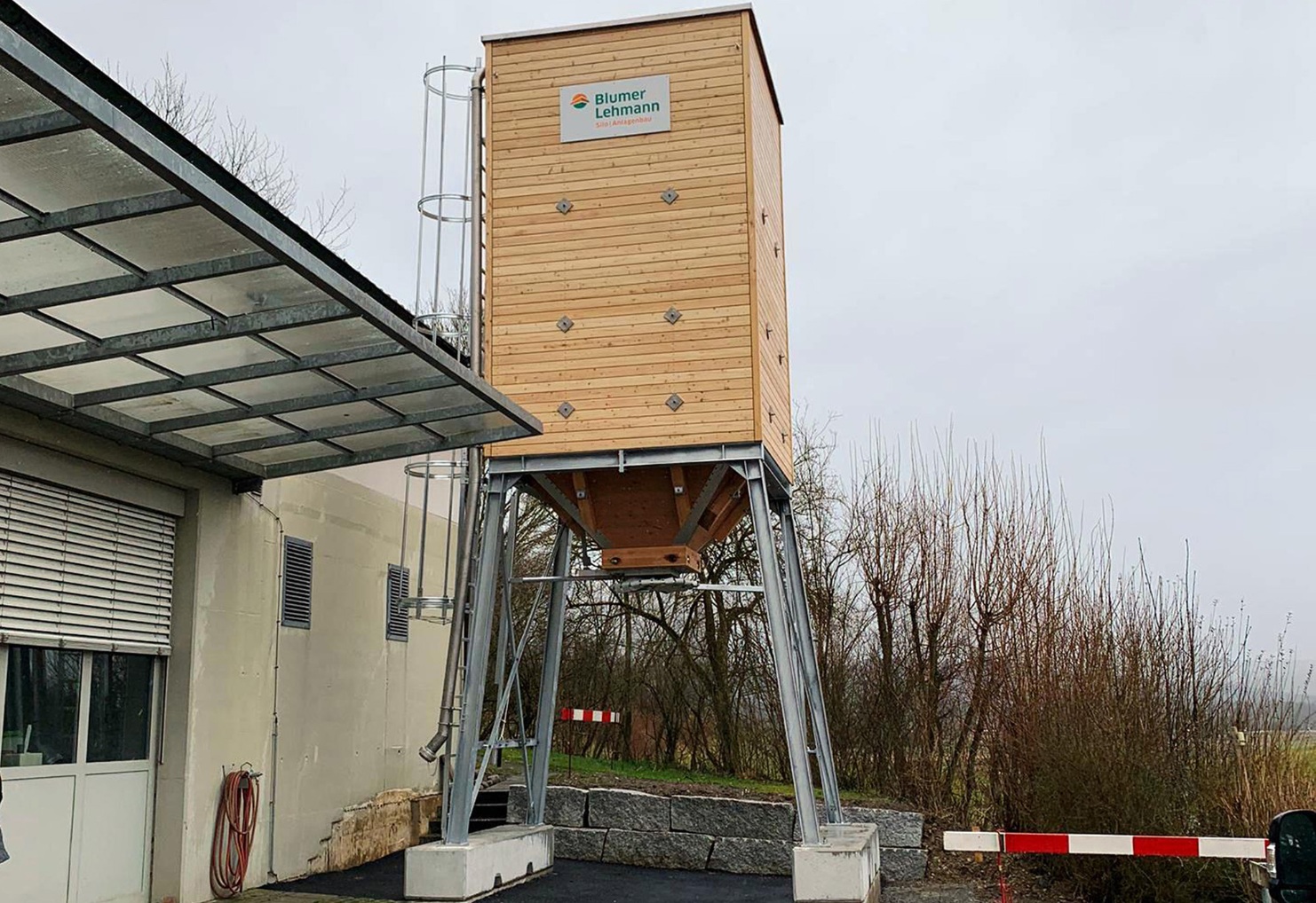 Kleinsilo aus Holz mit einem Volumen von 30m3 für Streugut in der Gemeinde Wil Zürich