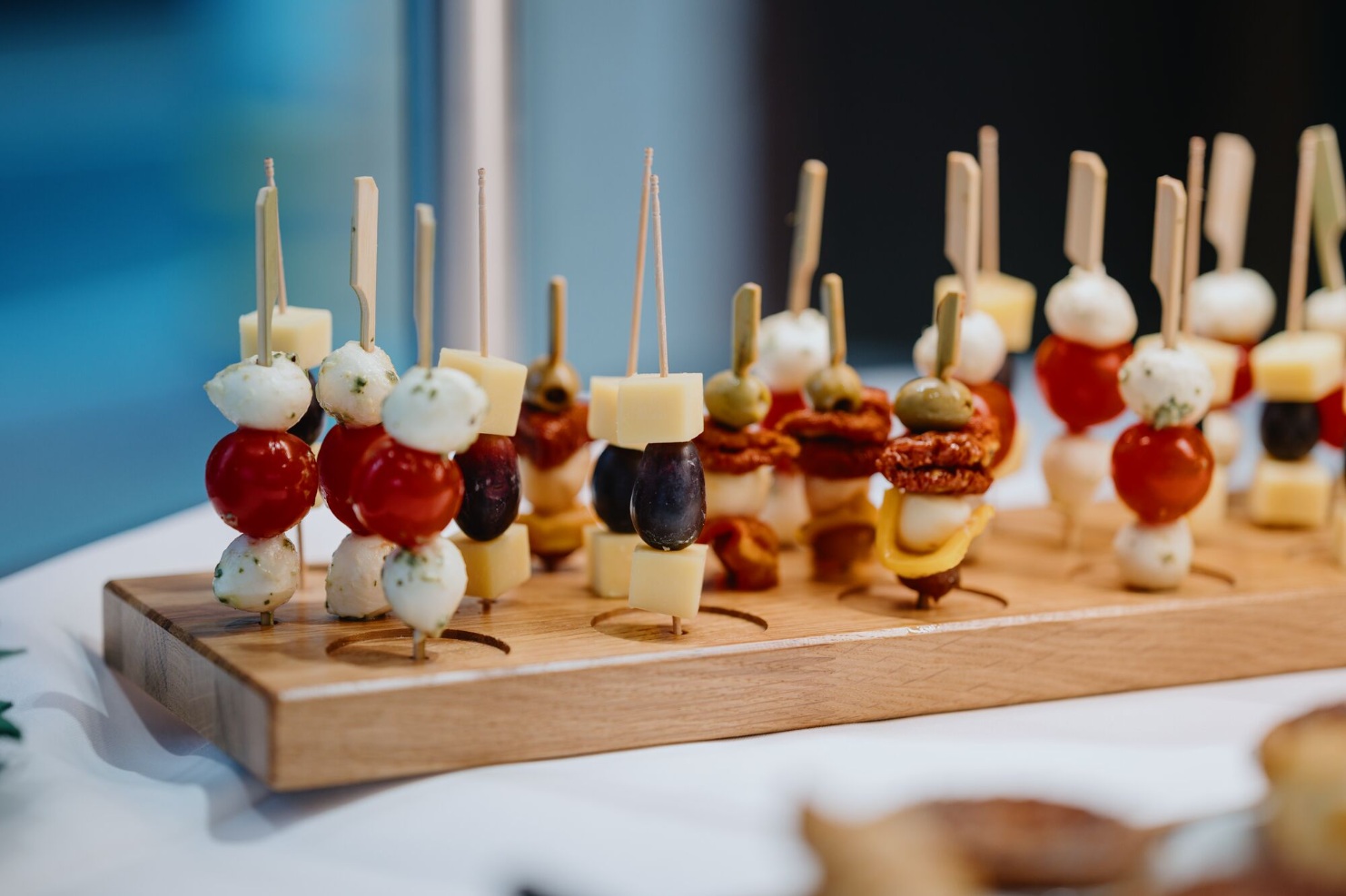 Bunte Spiesse mit Kaese, Tomaten, Mozzarella und Oliven als Fingerfood beim 150-jaehrigen Jubilaeum von Blumer Lehmann.