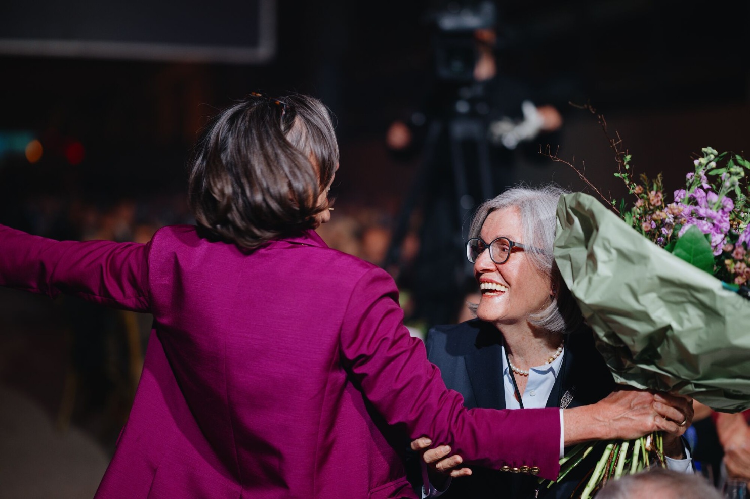 Katharina Lehmann und ihre Mutter in einem emotionalen Moment mit Blumenstrauss beim 150-jaehrigen Jubilaeum von Blumer Lehmann.