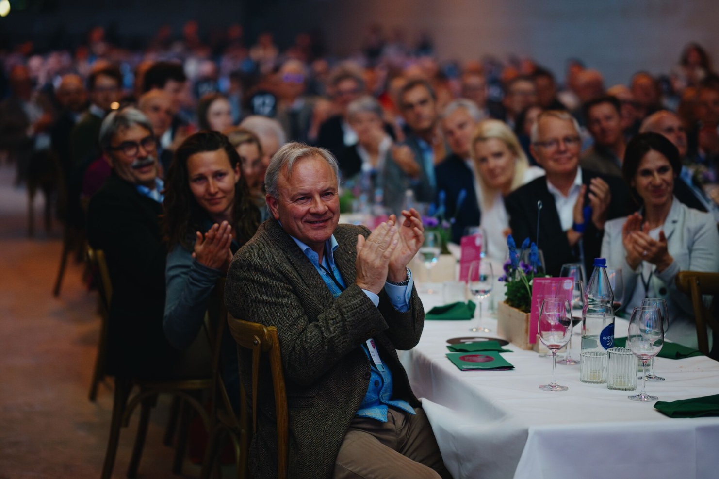 Gaeste applaudieren herzlich beim 150-jaehrigen Jubilaeum von Blumer Lehmann – festlich gedeckte Tische und konzentrierte Atmosphaere.