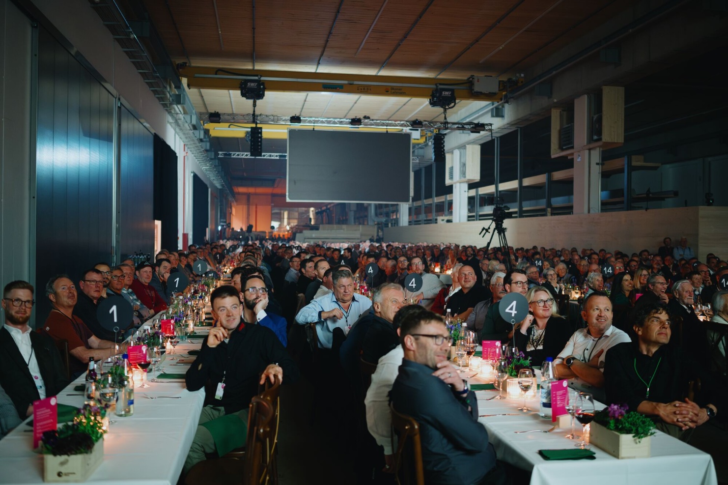Grosses Publikum bei festlichem Dinner in der Werkhalle von Blumer Lehmann anlaesslich des 150-jaehrigen Jubilaeums – aufmerksam und stimmungsvoll.
