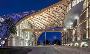 Blick auf die eindrückliche Holzgitterkonstruktion des Swatch Bürogebäudes