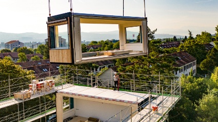Modulares Bauen mit Holz mit standardisierten, kostengünstigen und individualisierbaren Holzmodulen.