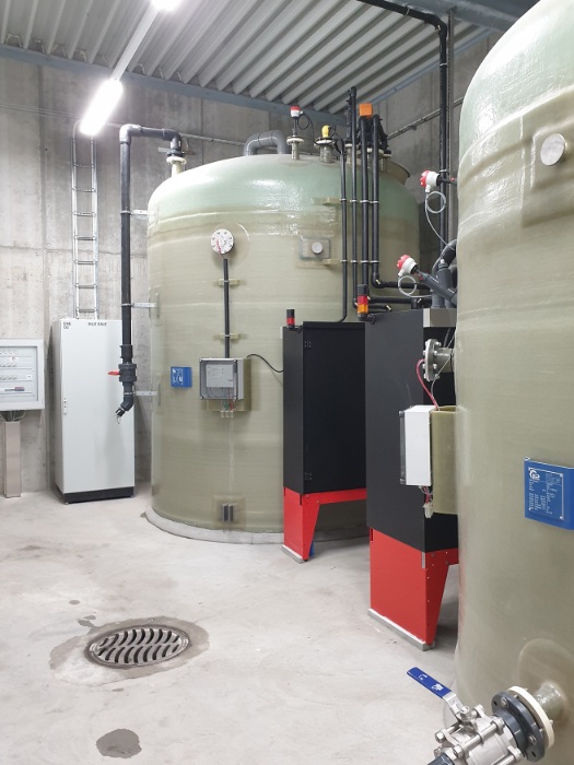 Générateur de saumure avec système de saumure et réservoir de stockage avec station de mélange