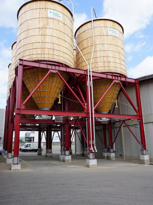 Sechs Streugutsilos à 200m3 aus Lärchenholz auf kubischem, feuerverzinkten und duplexierten Stahlunterbau