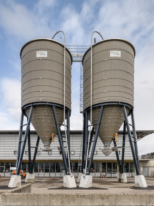 Round wooden silos with a capacity for salt of 200m3 each