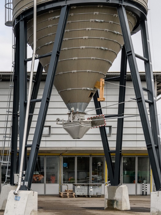 Silo avec trémie de remplissage manuelle réglable en hauteur, mesure manuelle du niveau de remplissage et un batteur en bois