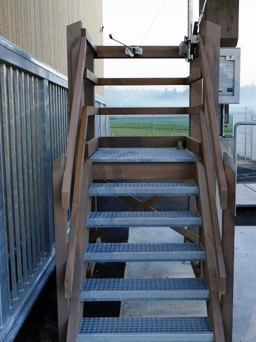 Operating platform made of pre-greyed larch wood for the square grit silo in Gurmels