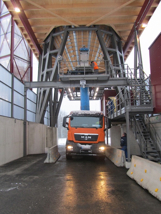 Verladung über Bandwaage am Silotrichter bei der Streugutsiloanlage Haigerloch Deutschland