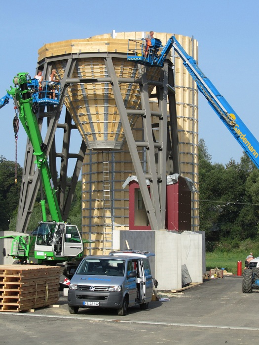 Montage von Trichter und Zylinder des Streugutsilos in Haigerloch Deutschland