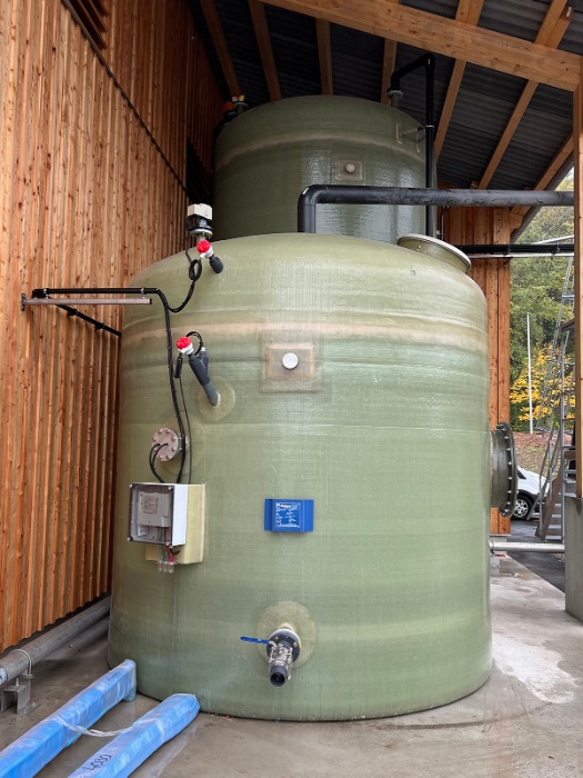 Quanto salt dissolving system with fill level monitoring