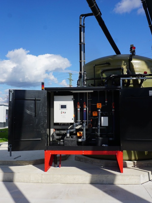 Technikmodul unter den Rundsilos in Lety–Cimelice