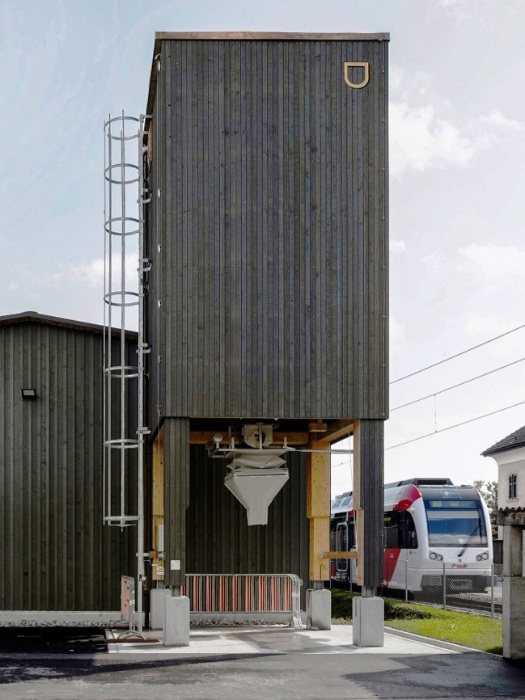 Wooden silo in Matzingen with an anthracite-coloured spruce facade and a volume of 50m3