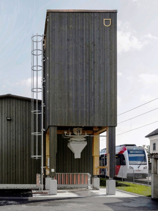 Holzsilo in Matzingen mit einer anthrazitfarbigen Fichtenholzfassade und einem Volumen von 50m3