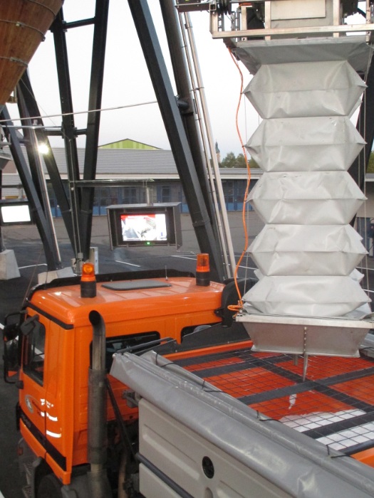 Salzladevorgang direkt von der LKW-Kabine mittels Transponder und Zuführung via Faltwindsack