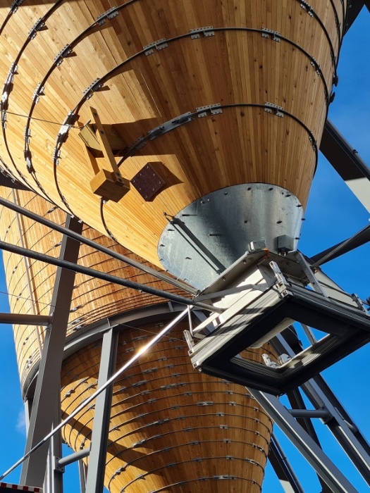 Silotrichter aus Lärche mit Klopfer und höhenverstellbarem Windsack sowie Doppelsegementschieber mit Schiebermotor