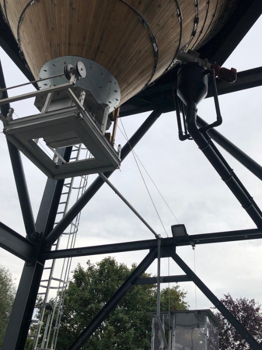 Ansicht von unten des Holzsilos in Uhingen