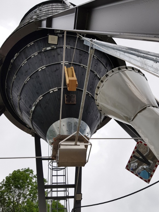 Round wooden silo with valve and mirror heater, oak knocker, fill funnel swivel-mounted in Wetzikon