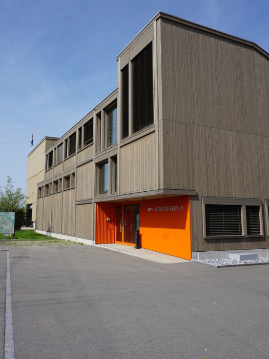 Der Modulsilo mit seiner vorvergrauten Lärchenfassade fügt sich harmonisch in das bestehende Gebäude des Werkhofs ein. 