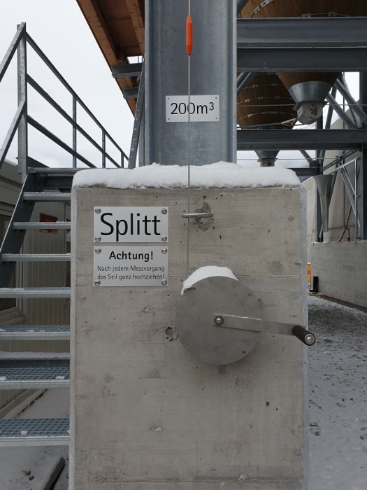 Mesure de niveau manuelle du silo en bois á Zernez