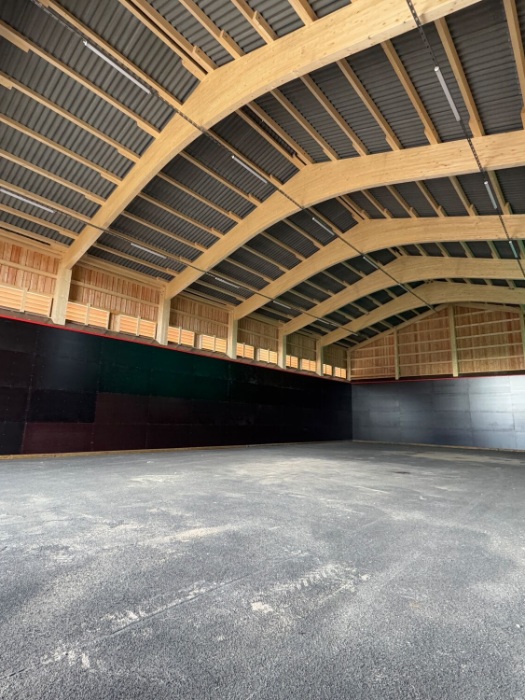 Innenraum der Salzlagerhalle München mit Holztragwerk