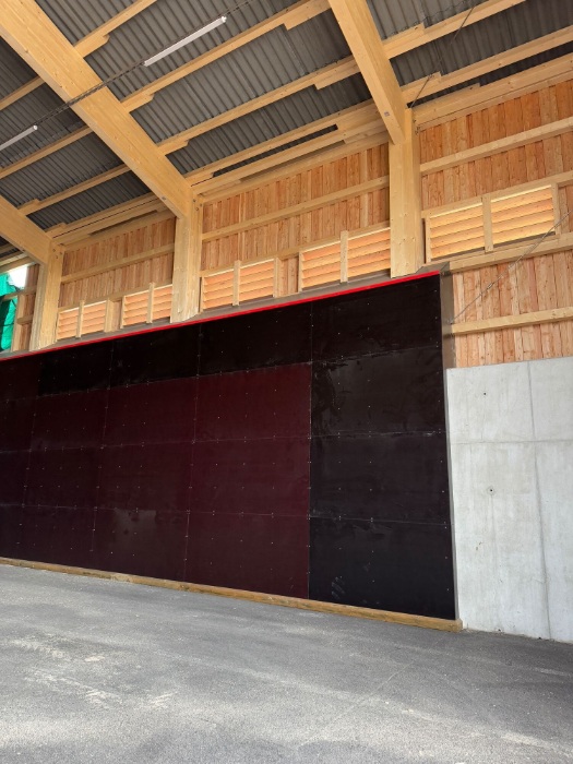 Innenwand der Salzlagerhalle München mit Schutzplatten und Holzbau