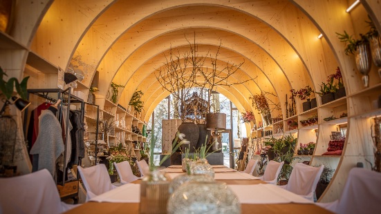 Der grosse Tisch in der Blumenwerkstatt