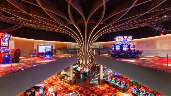 Die freigeformte Säule aus Holz bildet den Mittelpunkt im Atrium des Holland Casino in Venlo