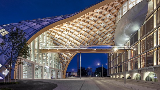 Swatch Bürogebäude bei Nacht 