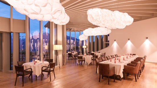 Das Gästerestaurant von Lampart’s Val Lumnezia im neuen Anbau in Holzbauweise.