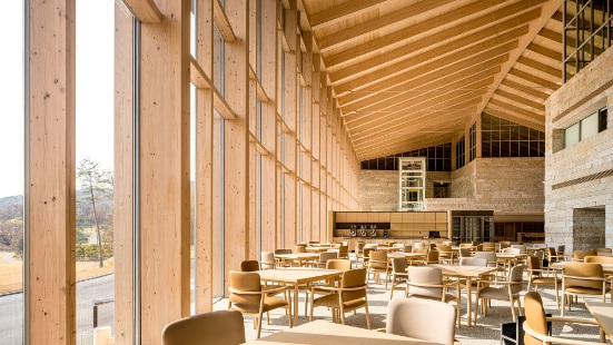 Speisesaal des Hillmaru Golfklubhauses mit Innenausbau aus Holz