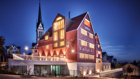 Hell erleuchtetes Hotel-Restaurant Dorfhus Gupf im Appenzellerstil