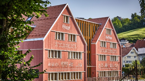 Rotbraune Fassade des Dorfhus Gupf im Dorf Rehetobel