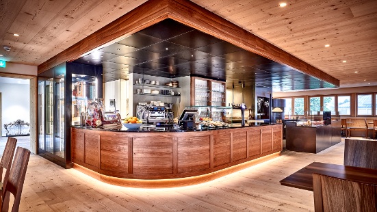Innenausbau des Hotel-Restaurant Dorfhus Gupf ganz aus dunklem Holz